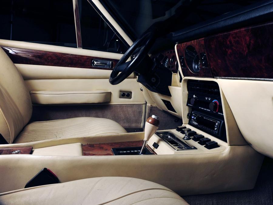 Интерьер Aston Martin V8 Volante (Series II) 1986 года  (WW) (фото 2 из 16)
